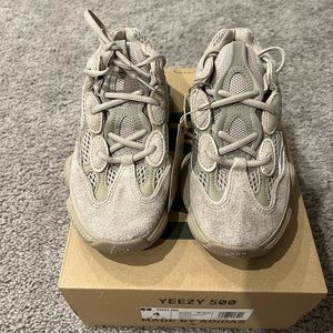 Yeezy 500 taulgt, new, size 4